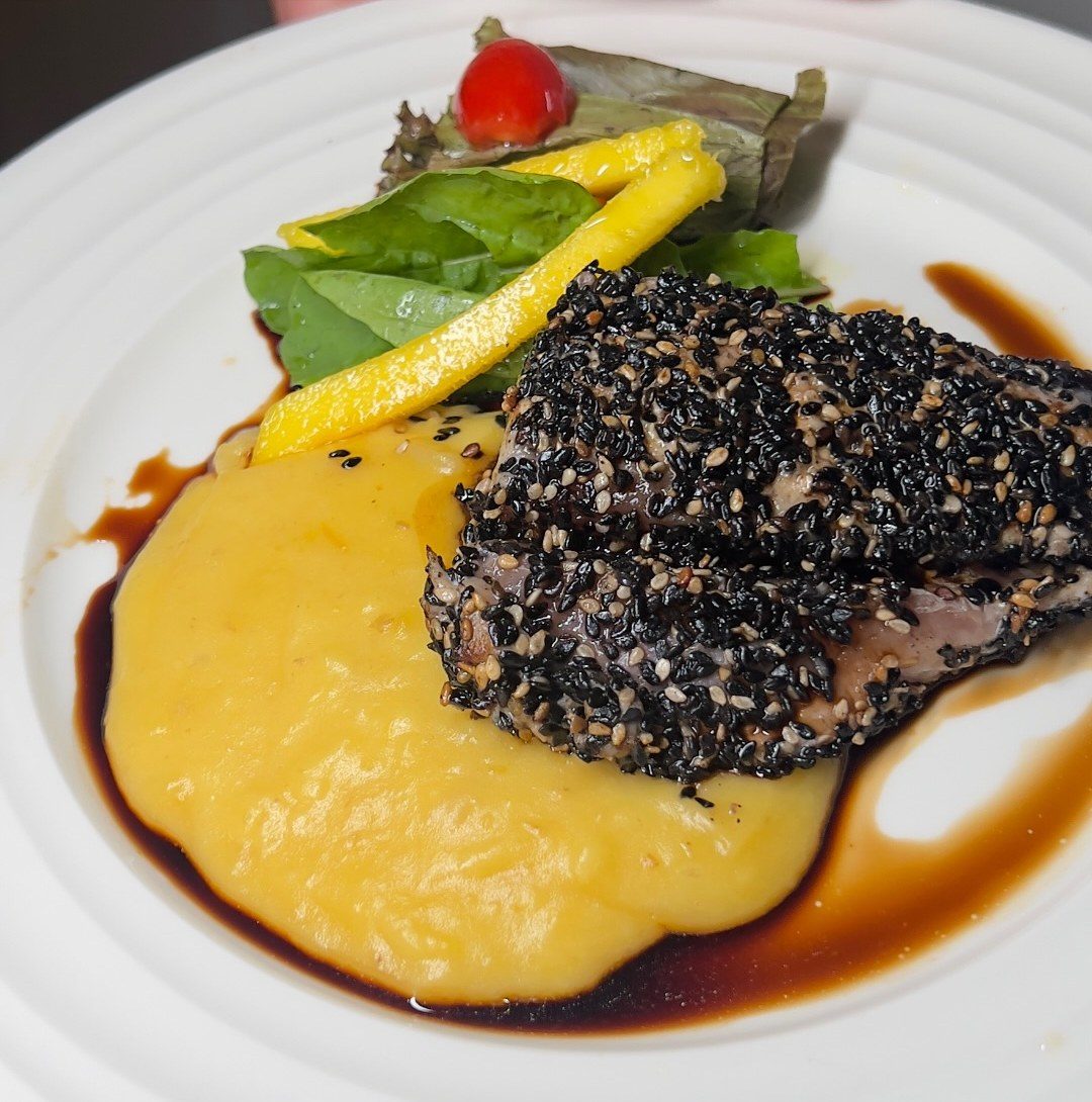 Atum em crosta de gergelim com purê e redução, empratado pelo Chef Marco de Milão